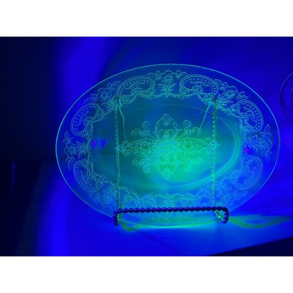 Vintage Etched Uranium Glass Oval Platter with Gold-Tone Stand | Glows Under UV - Picture 3 of 12